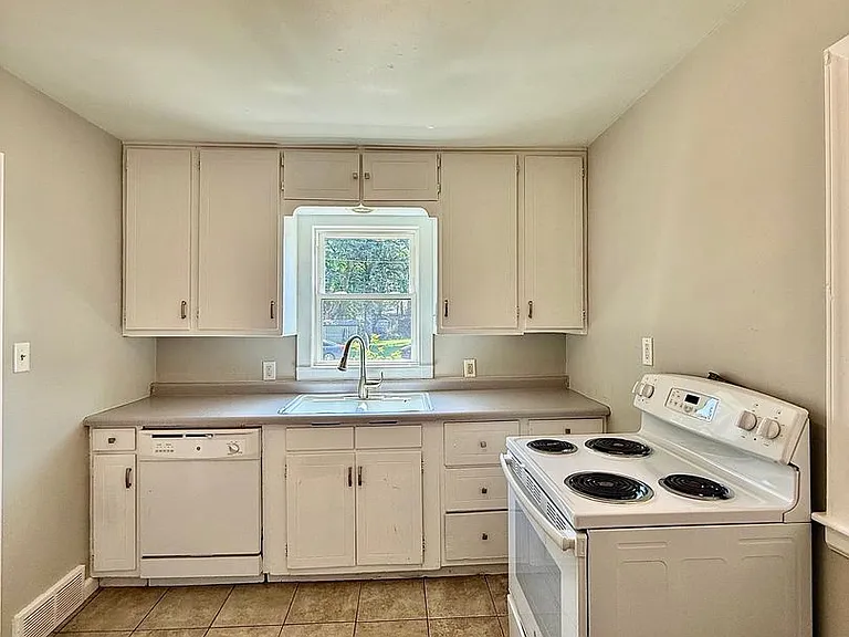 739 4th St NE — Photo 3