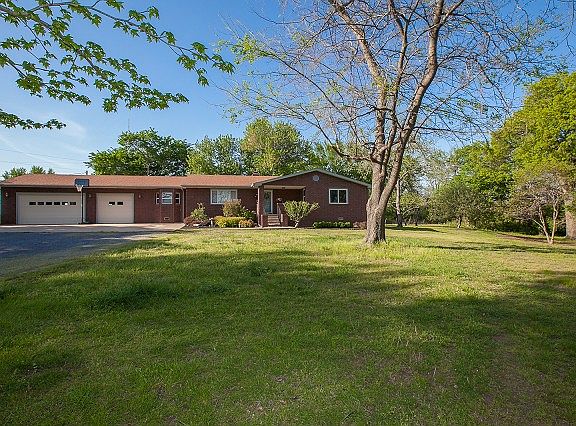 Nice sized front yard.