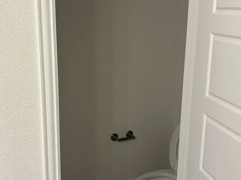 Master bathroom w/ dual sinks, tub, and shower