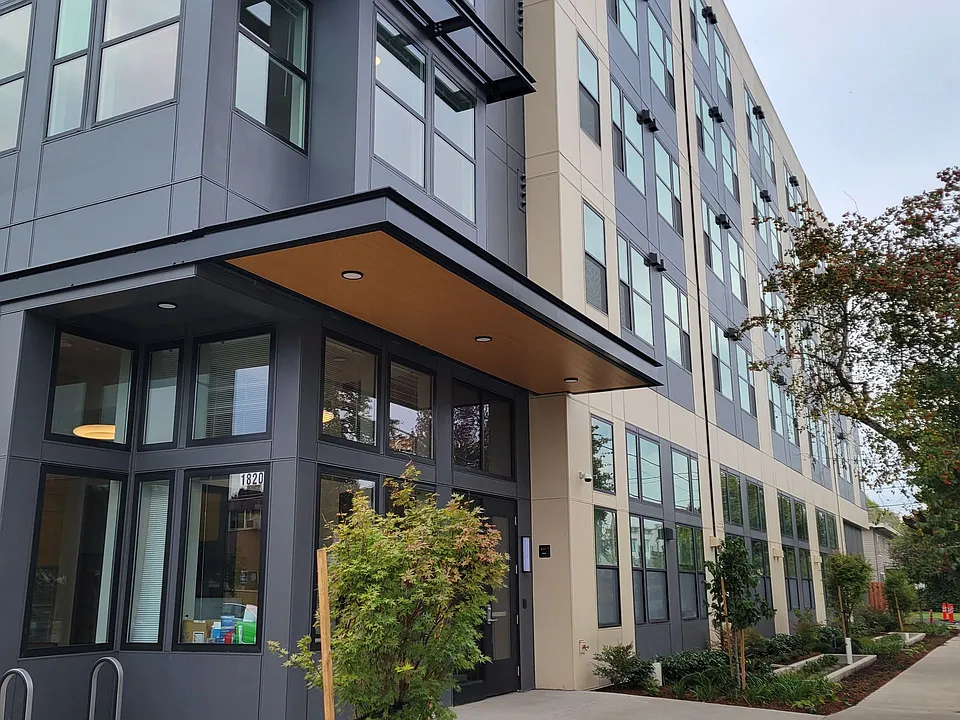 Ferry Street Flats - Modern Studios and Lofted units right by campus!
