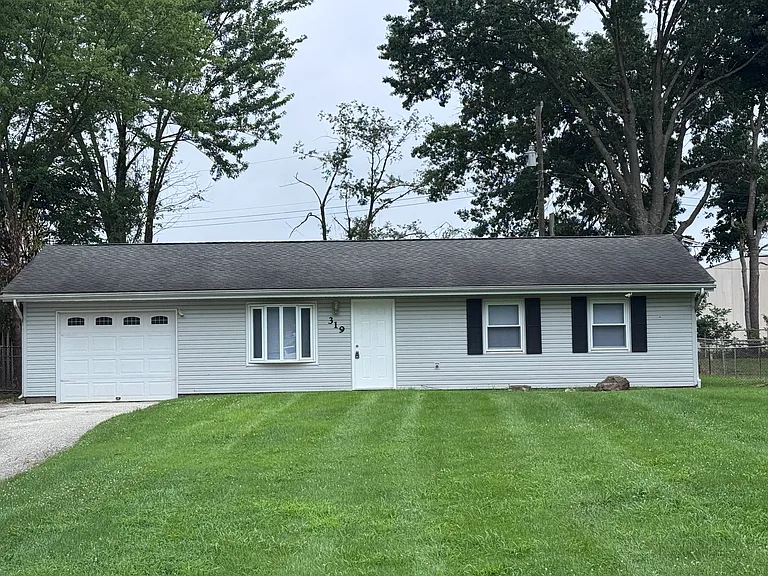 319 W Hickory Dr — Photo 1