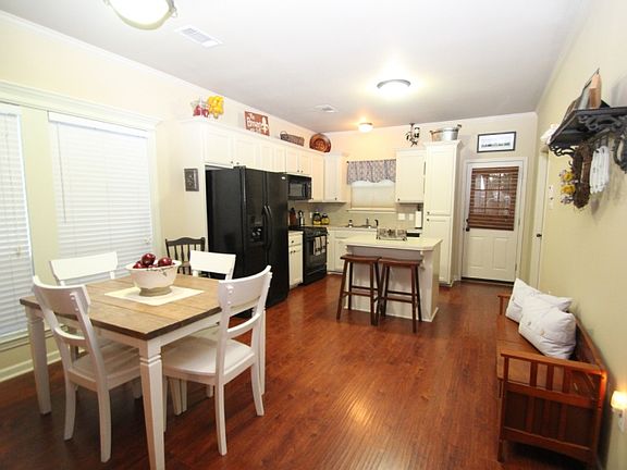 3rd image of 41066 Fairmont Ave