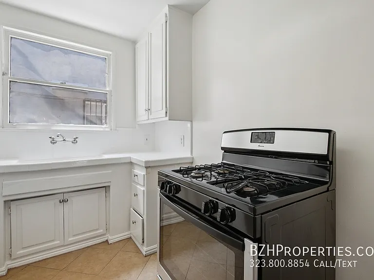 1138 S Sherbourne Dr #3A — Photo 7