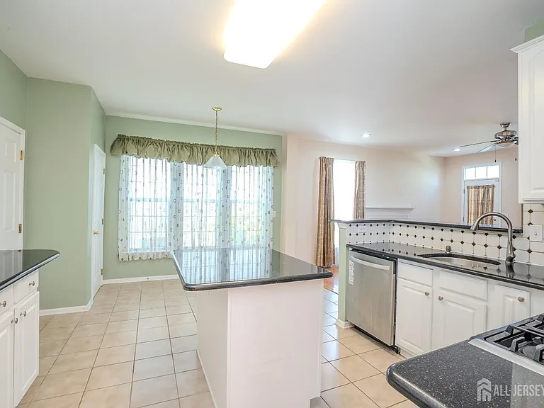 31 Hawthorn Dr — Photo 17