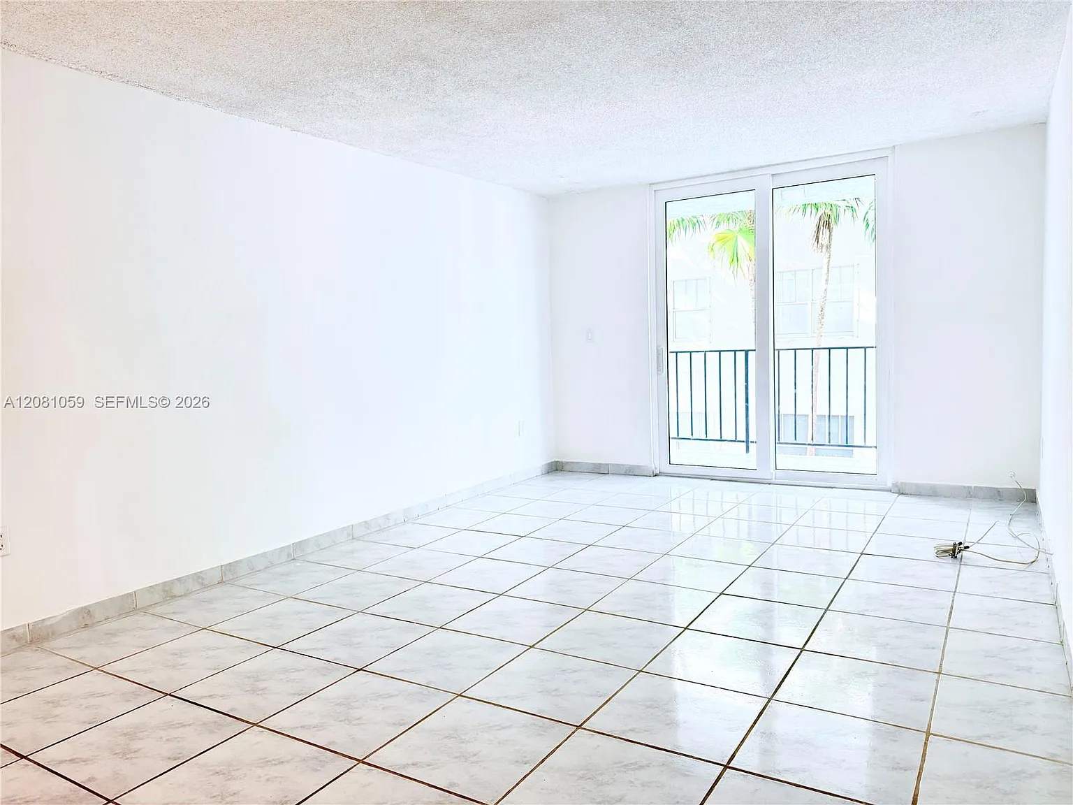 Collins Towers Condo — Photo 4