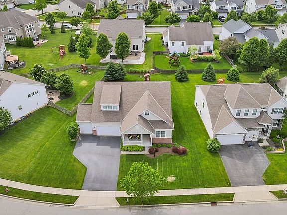 4th image of 235 Fox Glen Dr E