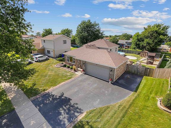 3rd image of 7404 W Benton Dr