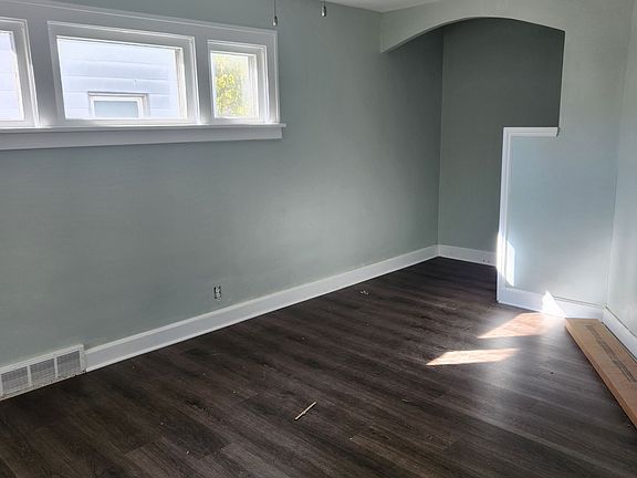 3rd image of 16223 Sanford Ave