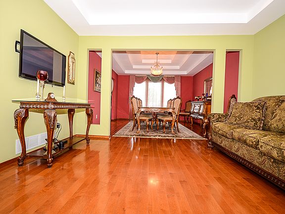 5th image of 33 Misty Meadow Dr