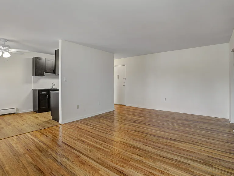 Versailles Apartments — Photo 13