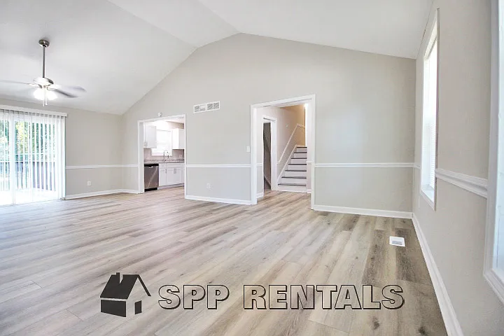 4 bed, 2300 sqft, $2,375 — Photo 2