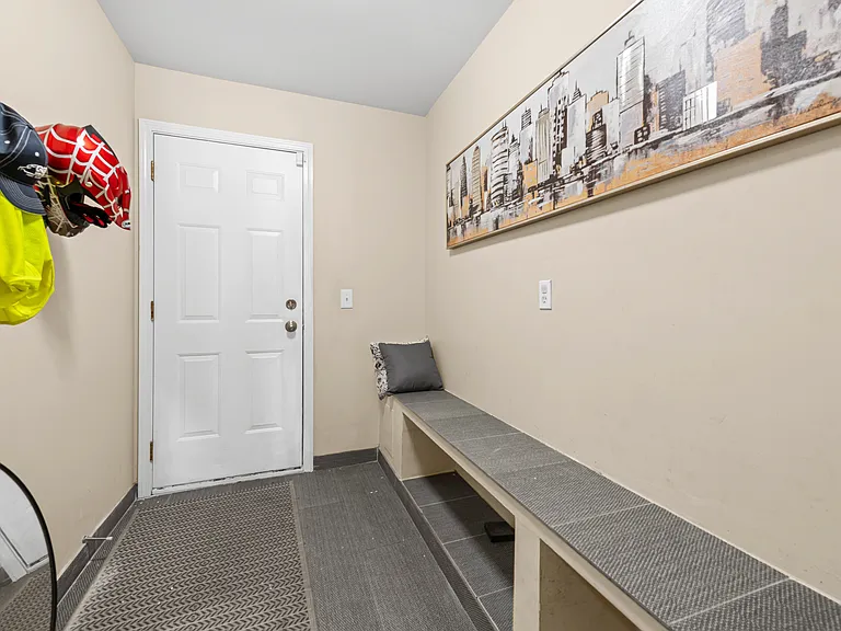 20450 Naves Dr — Photo 18