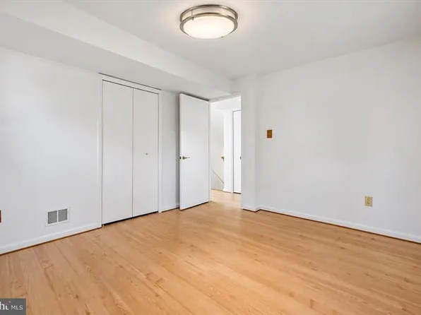 2 Lorre Ct, Rockville, MD 20852