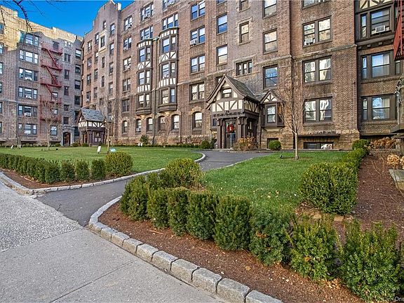 2nd image of 240 Martine Ave APT 4H