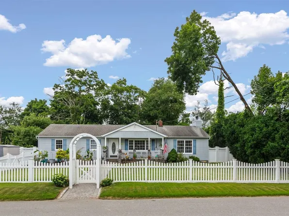 313 Gillette Street, Dix Hills, NY 11746