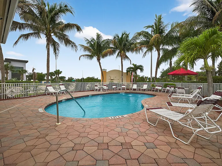 Mirage Bay Apartments — Photo 31