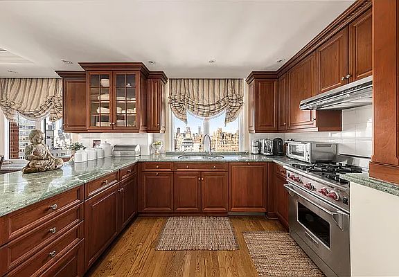 3rd image of 188 E 70th St APT 22C