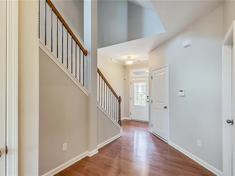 2125 Greencrest Cir — Photo 2