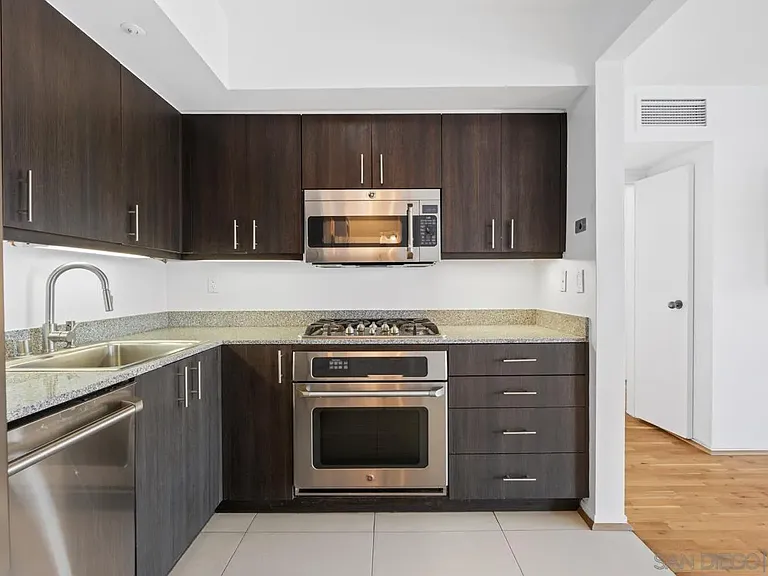 500 W Harbor Dr #504 — Photo 2