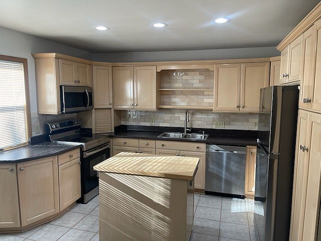 Stainless Steel Appliances ARE included