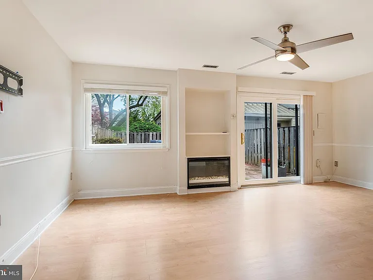 1055 Cedar Ridge Ct — Photo 3