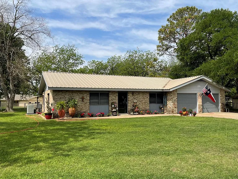215 Flamingo Cir — Photo 1