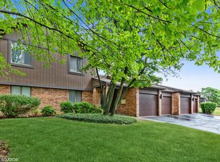 4 Creekside Cir APT A, Elgin, IL 60123