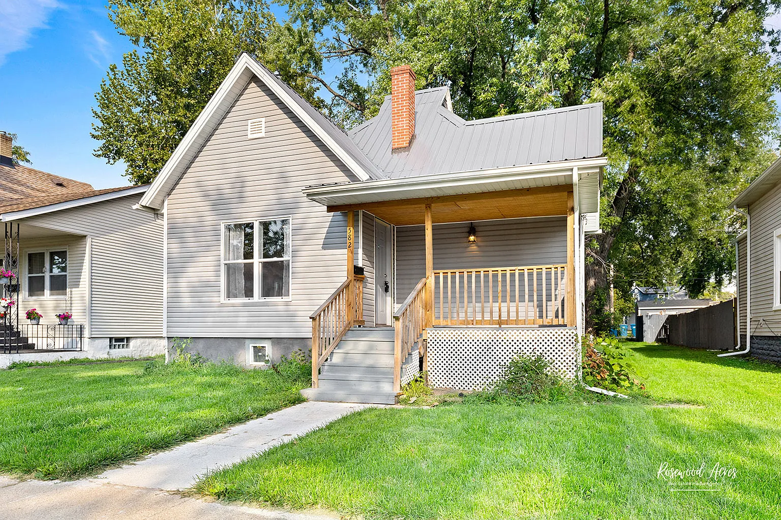 582 S Myrtle Ave photo 1