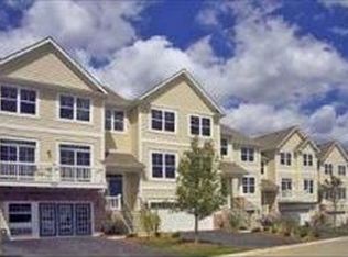 374 Hickory Ln, South Elgin, IL 60177