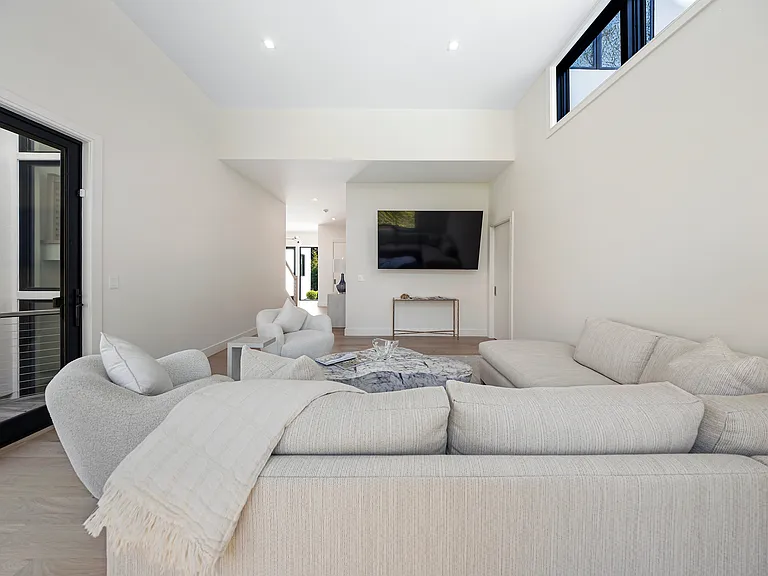 130 Highview Dr — Photo 6