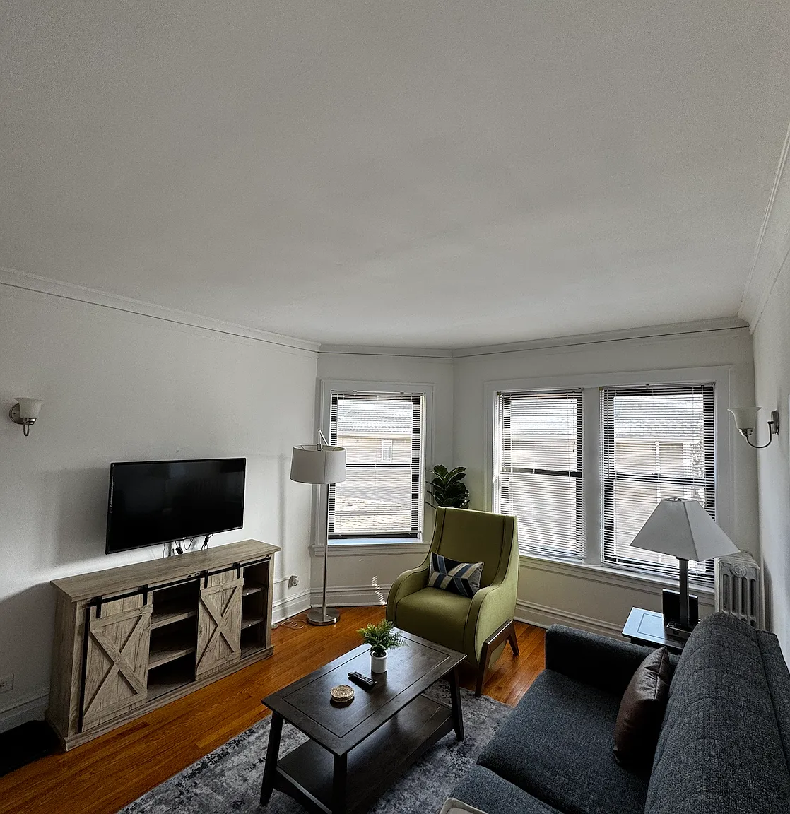 1 bed, 700 sqft, $2,045 — Photo 1