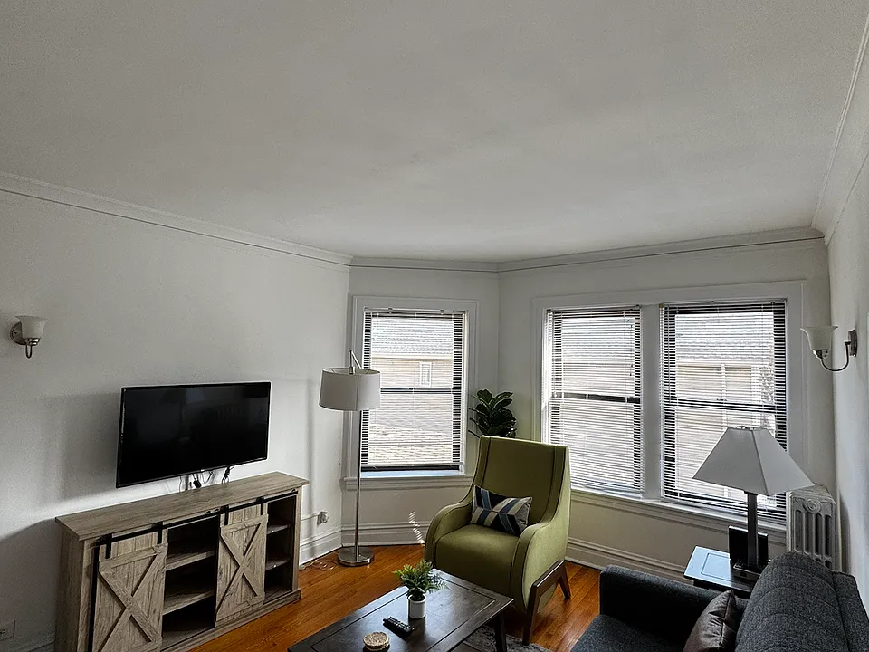 1915 W Larchmont Ave #2