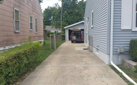 3rd image of 28321 Larchmont St