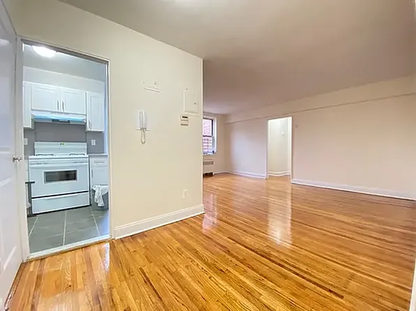 143-36 Barclay Avenue image 1 of 10