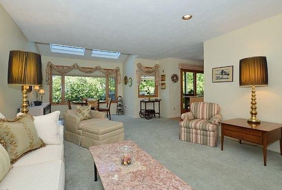 Living-Room w. Sky-Lights