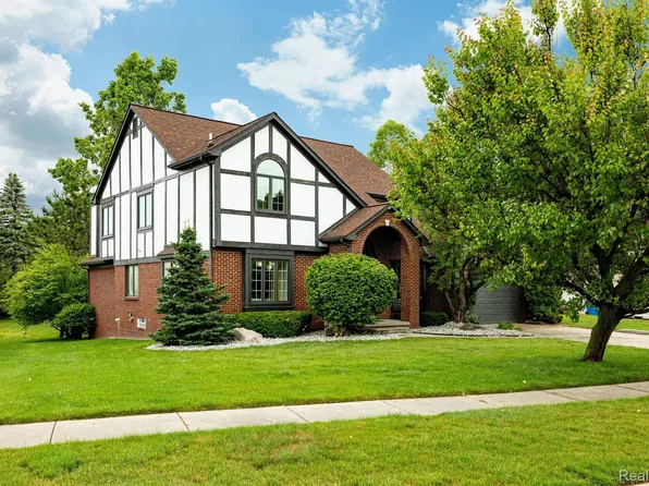 6034 Cheryl Ct, West Bloomfield, MI 48324