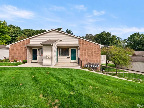 403 Spring Brooke Dr, Brighton, MI 48116