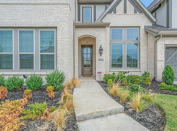2nd image of 851 Greenbriar Ln