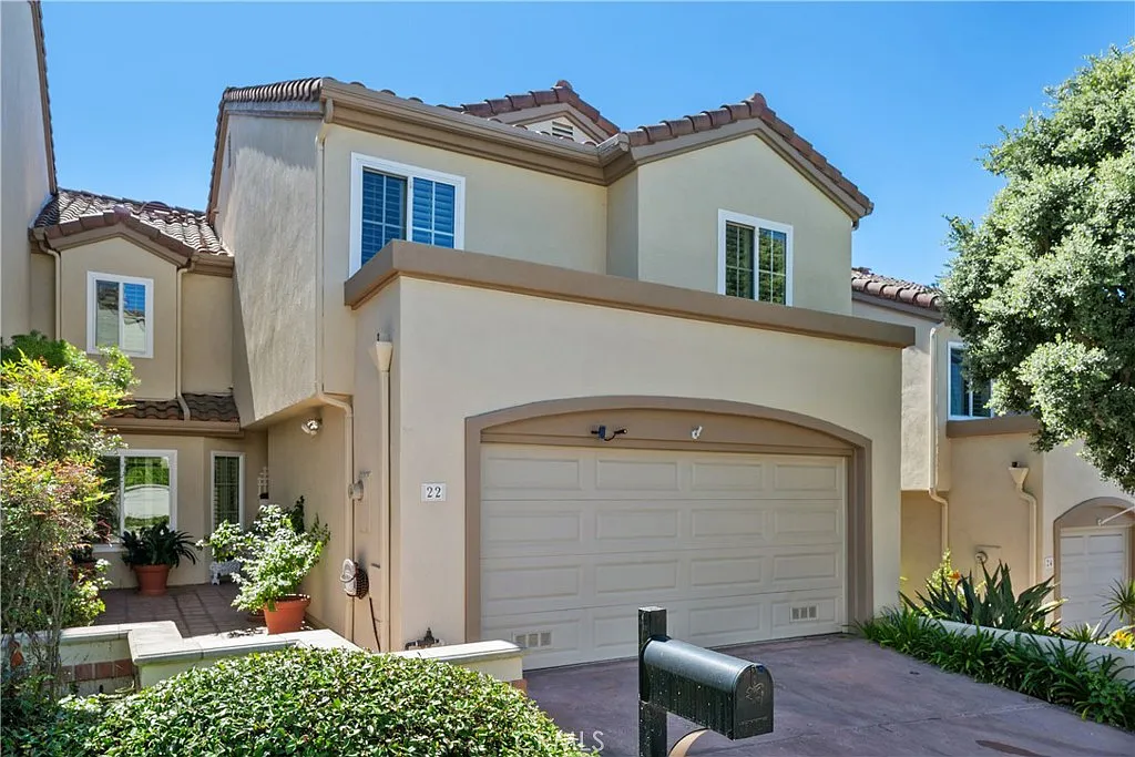 3 bed, 2.5 bath, 2309 sqft, $6,100 — Photo 1
