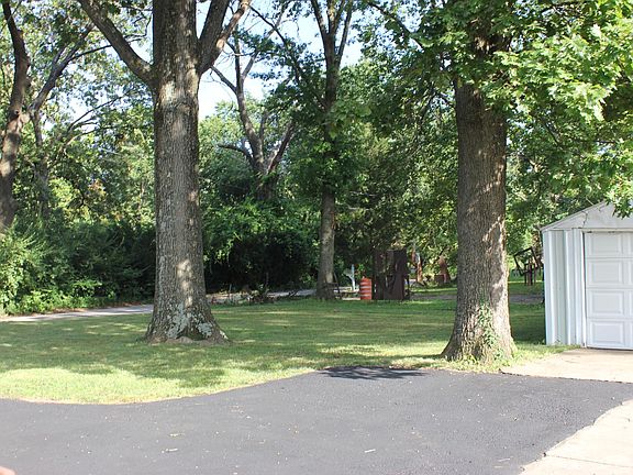 3rd image of 1001 Eastview Dr