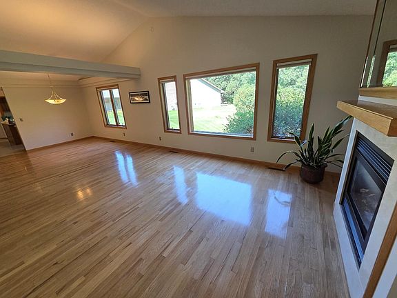 5th image of 5853 Oxboro Ave N