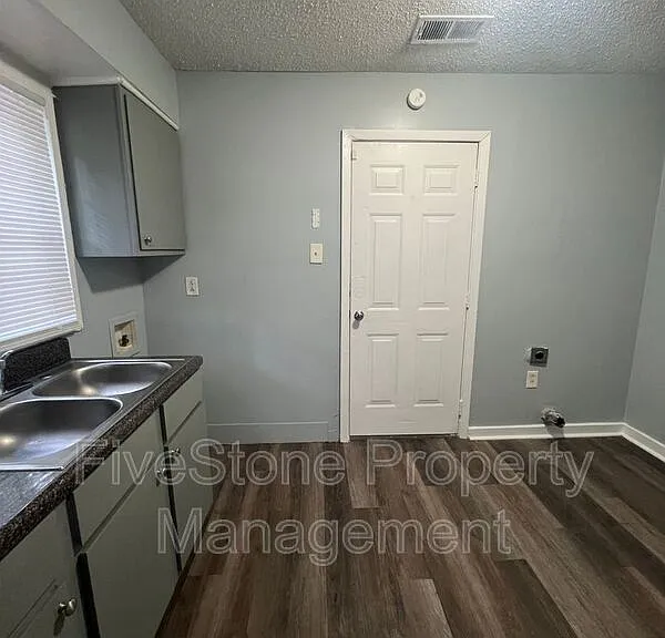 1300 Robin Hood Ln — Photo 5