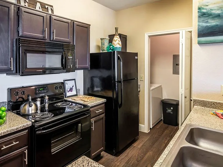 Signature Point Apartment Homes — Photo 17