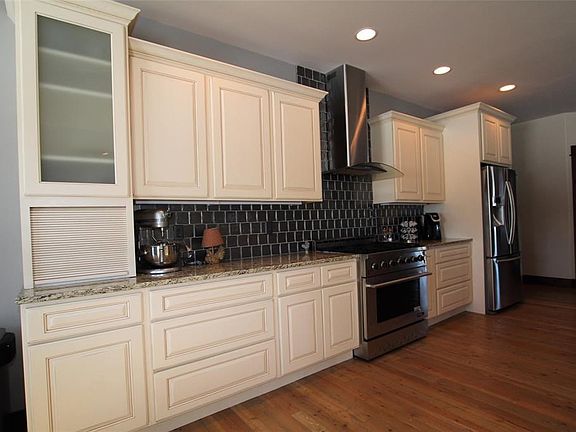 4th image of 16 Candlelight Dr