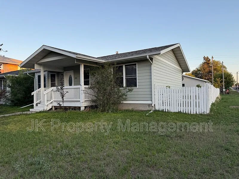 3 bed, 2.0 bath, 1742 sqft, $2,100 — Photo 2