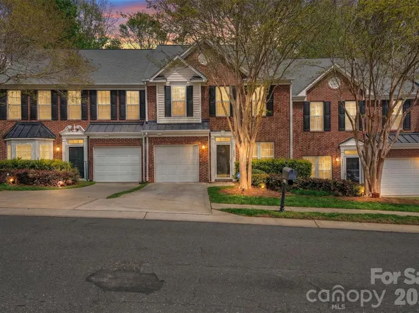 1802 Robinwood Village Dr, Gastonia, NC 28054