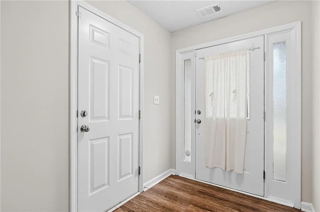 3 bed, 2.0 bath, 2034 sqft, $2,500 — Photo 3