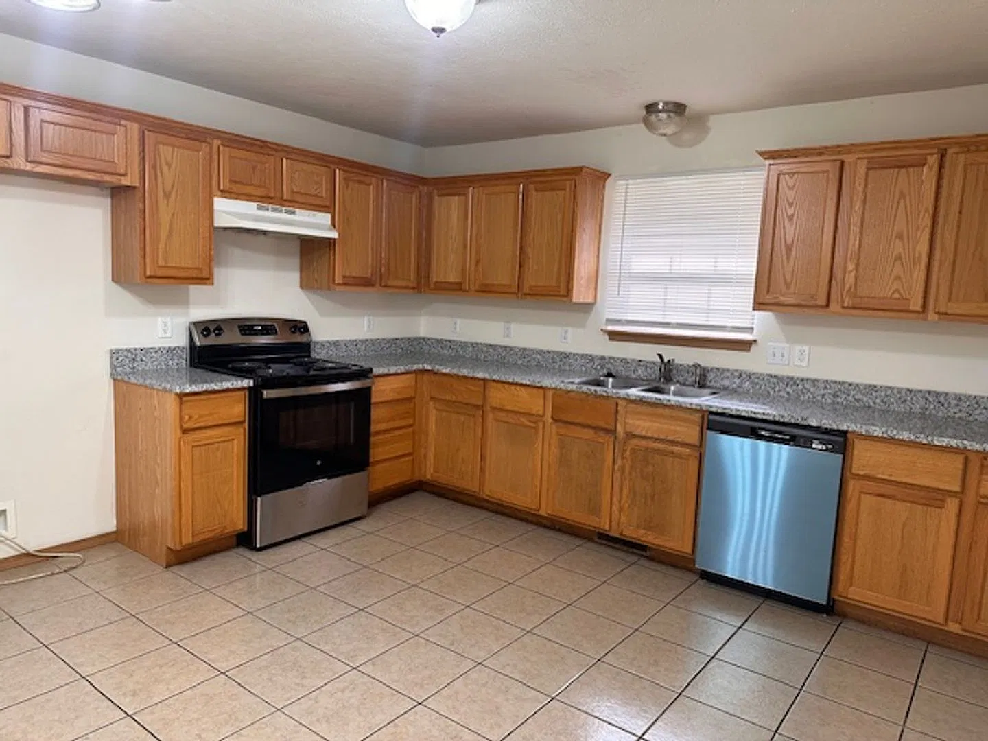 Great 3 bed 2 bath home in SE Springfield — Photo 3