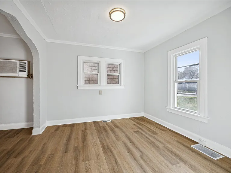 905 Brinton Dr — Photo 3