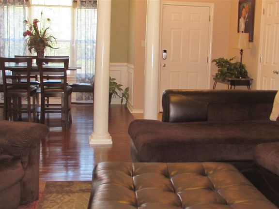 3rd image of 111 Oakview Dr